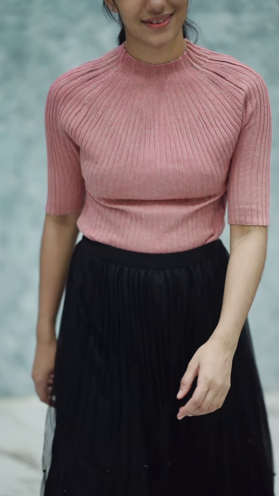 Women’s Pink Ribbed Half-Sleeve Top with Black Pleated Mini Skirt – Chic Contrast Casualwear Ensemble