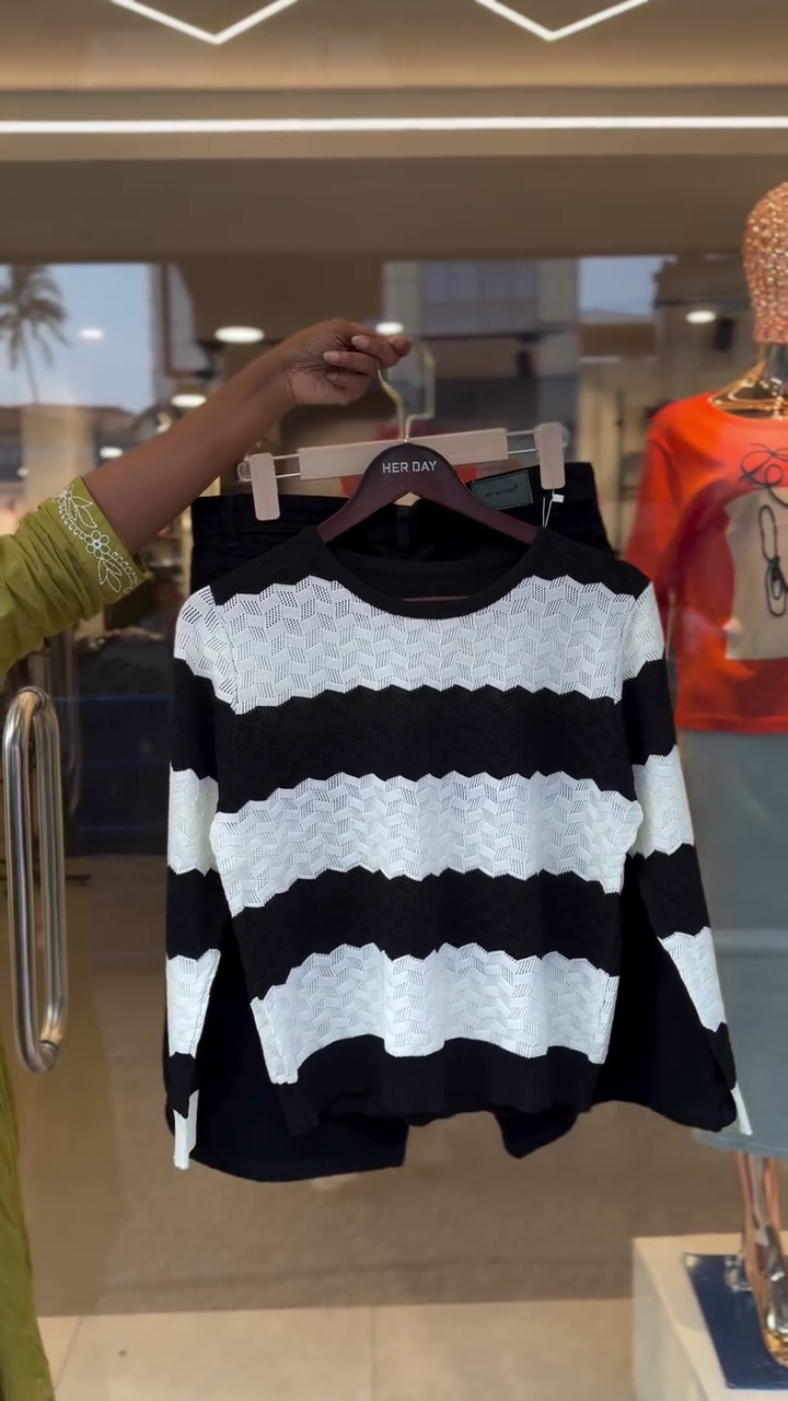 MONOCHROME TEXTURE STRIPED TOP